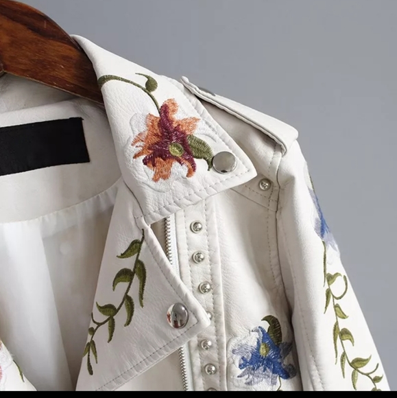 🦋NWT Embroidered White Jacket Vegan Leather. - Picture 13 of 15